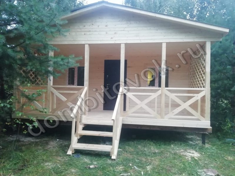 Дачный домик с открытой верандой фото