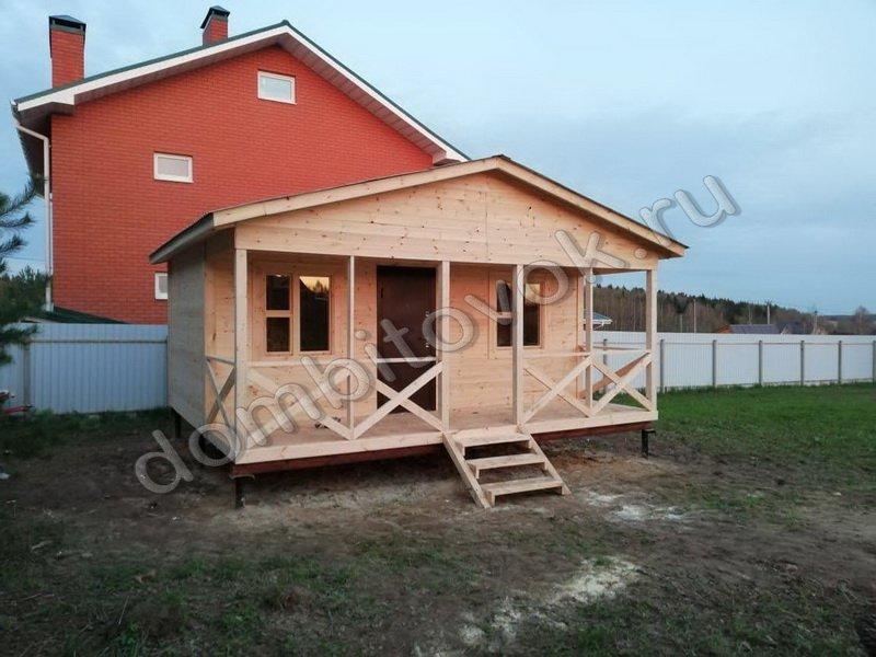 Дачный дом с террасой, санузлом и тремя комнатами фото