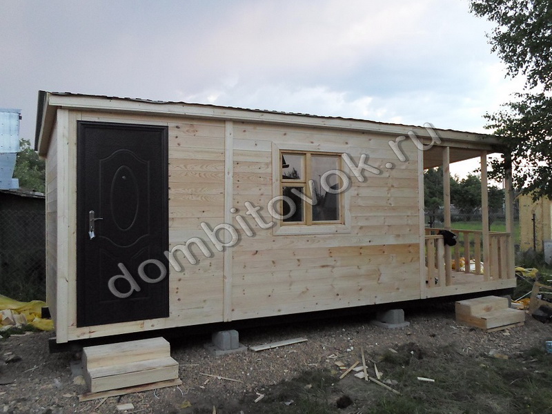 Фото бытовки с верандой и металлической дверью (утеплённая)