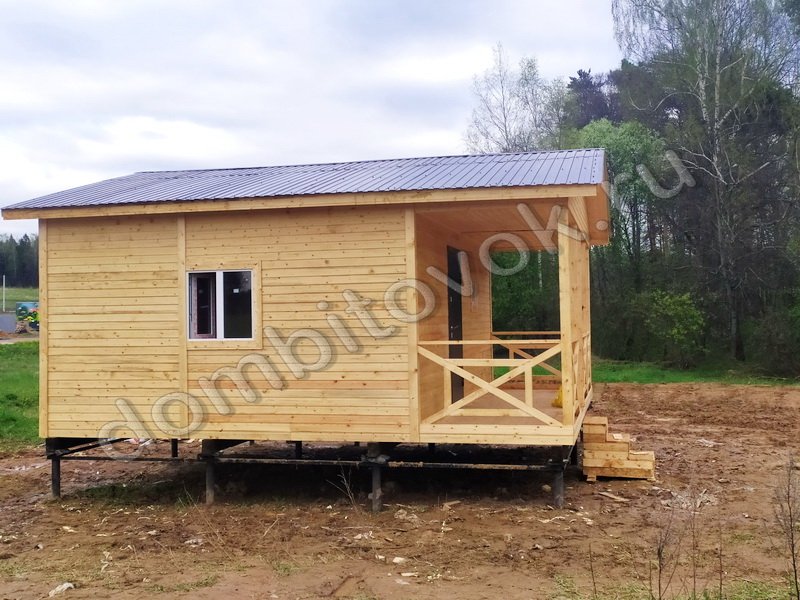 Двухкомнатный садовый домик с террасой, ширина 4 метра фото