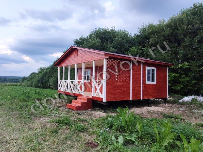 Дачный домик с террасой и двумя комнатами фото