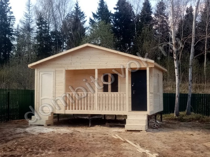 Дачный домик с крыльцом фото