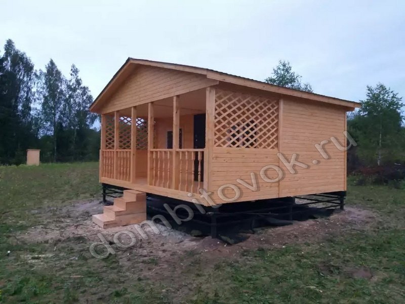 Дачный домик с открытой верандой фото