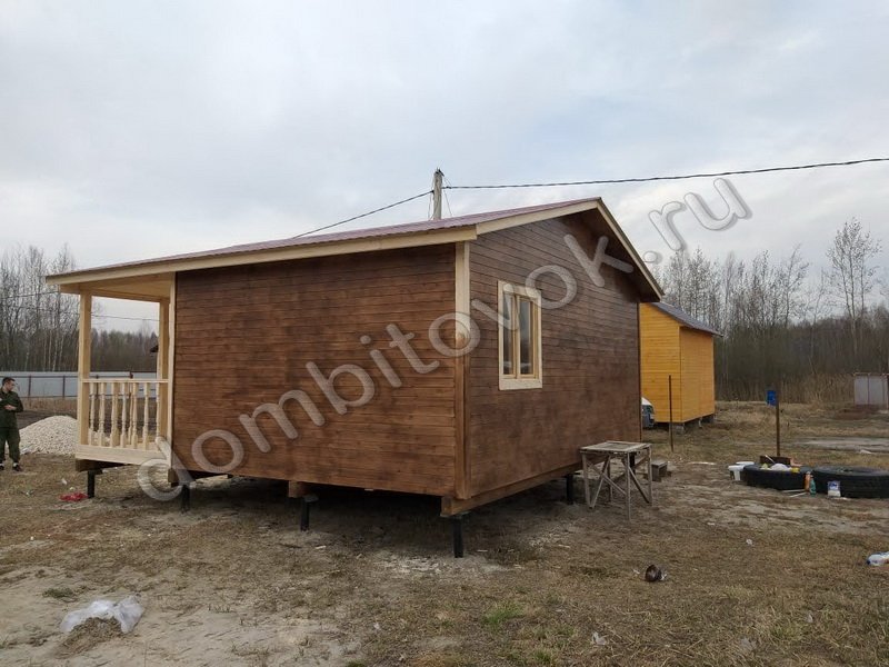 Двухкомнатный садовый домик с террасой, ширина 4 метра фото