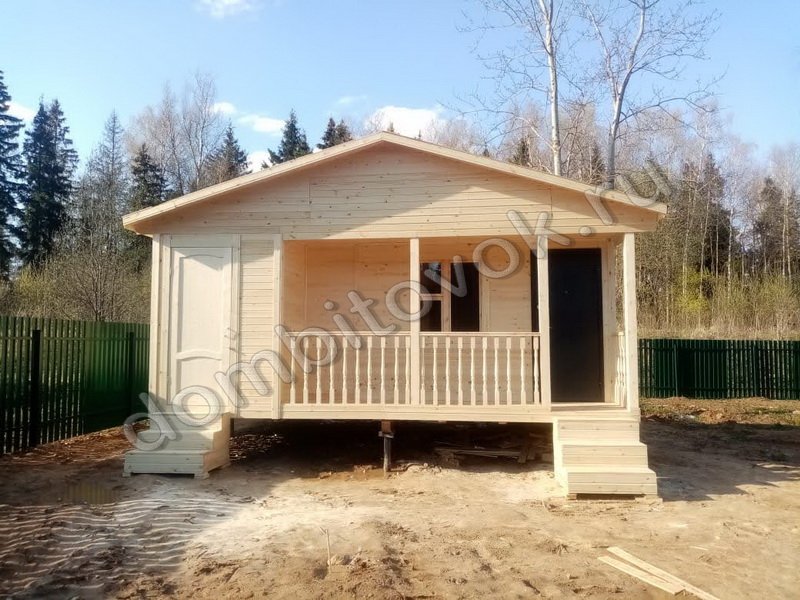 Дачный деревянный дом с террасой, санузлом и двумя комнатами фото