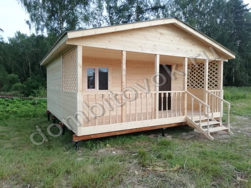 Дачный домик с открытой верандой фото