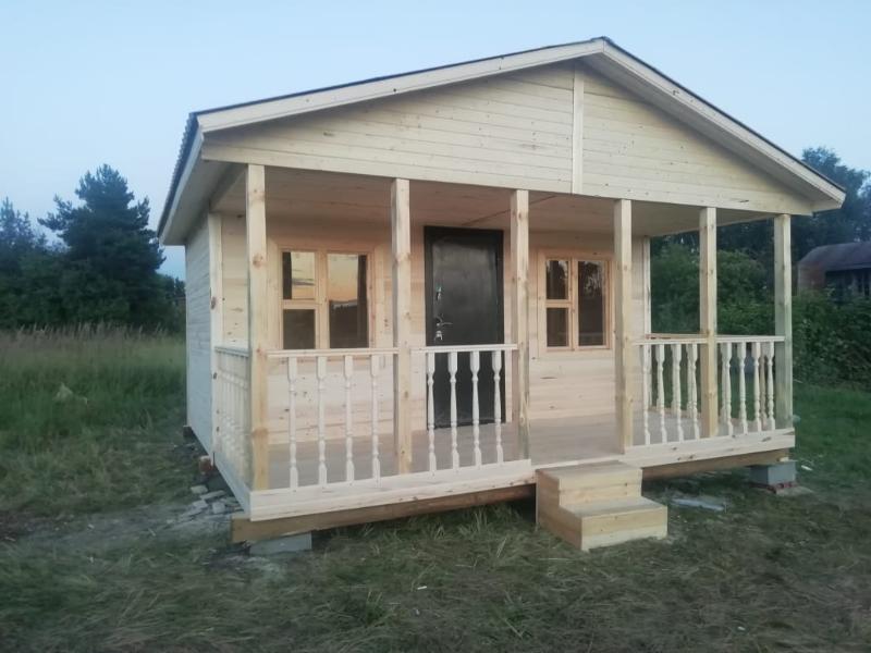 Дачный домик с открытой верандой фото