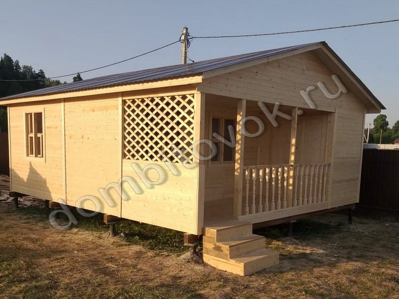 Дачный деревянный дом с террасой, санузлом и двумя комнатами фото
