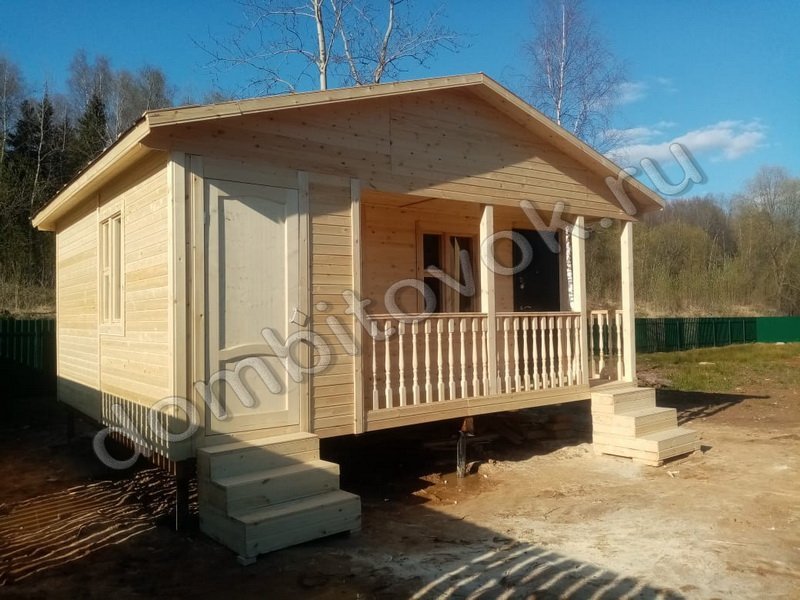 Дачный домик с крыльцом фото