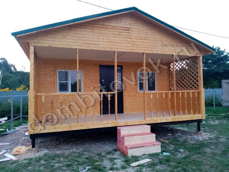 Дачный домик с открытой верандой фото