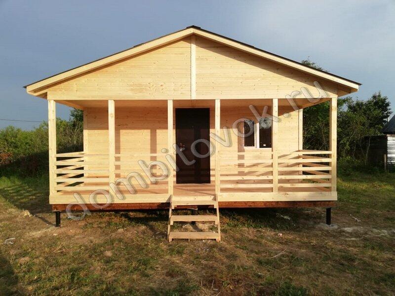 Дачный домик с террасой и двумя комнатами фото