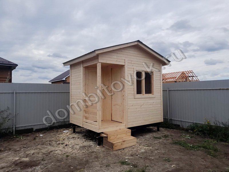 Бытовка с крыльцом и хозяйственным помещением фото