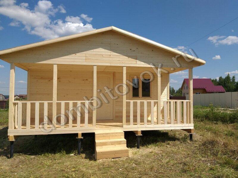 Дачный домик с террасой и двумя комнатами фото