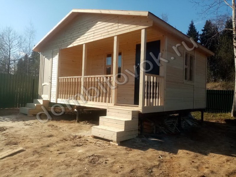 Дачный деревянный дом с террасой, санузлом и двумя комнатами фото