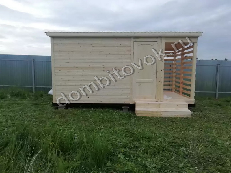 Фото хозблока с дровником для дачи