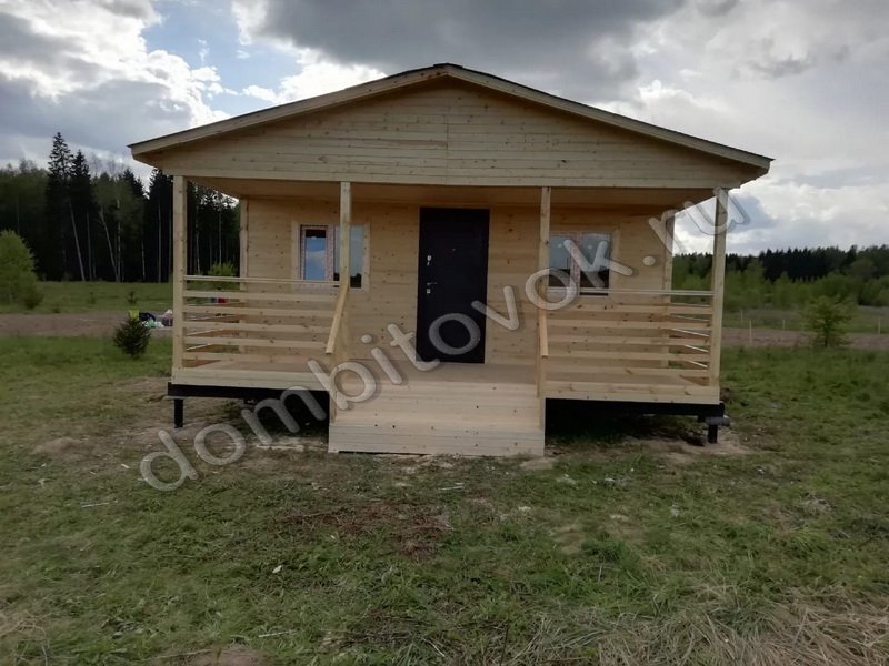 Одноэтажный садовый домик с террасой Одноэтажный садовый домик с террасой