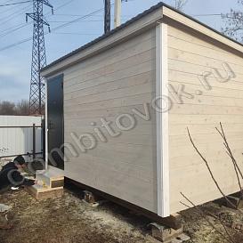 Хозблок деревянный с железной дверью и без окон