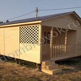 Дачный деревянный дом с террасой, санузлом и двумя комнатами