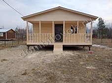 Дачный домик с террасой и двумя комнатами фото