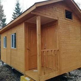 Дачная бытовка с крыльцом