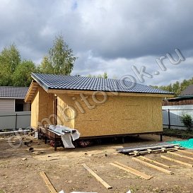 Зашивка фасада каркасных стен ОСБ плитами. Кровельное покрытие из металлочерепицы.