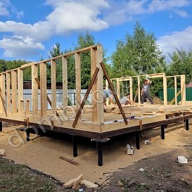 Монтаж каркаса стен из сухой строганной доски