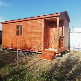 Фото бытовки с крыльцом 1х1 м и помещением для инвентаря, размер 6х2,3м, крыша двух-скатная