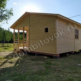 Деревянный дачный домик с верандой и двумя комнатами фото