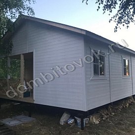 Дом деревянный с тремя комнатами и террасой под одной крышей