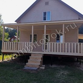 Терраса на винтовых сваях и размером 7х3 метра