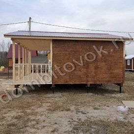 Двухкомнатный садовый домик с террасой, ширина 4 метра 