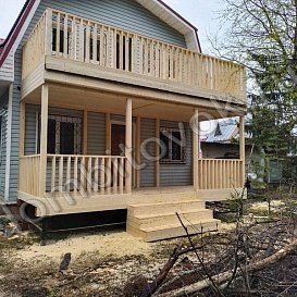 Терраса на винтовых сваях с балконом