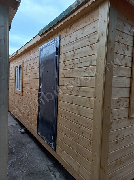 Фото хозблока с металлической дверью